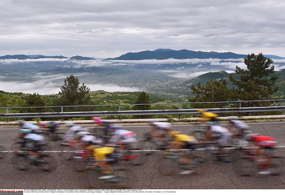 The peloton racing through Giro d'Italia stage 8 along the coast