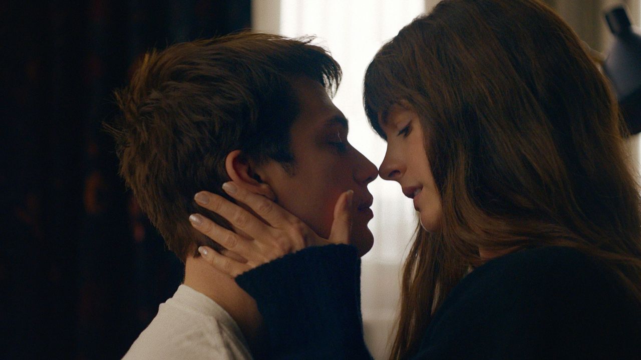 Anne Hathaway as &#039;Solène&#039; and Nicholas Galitzine as &#039;Hayes Campbell&#039; star in THE IDEA OF YOU