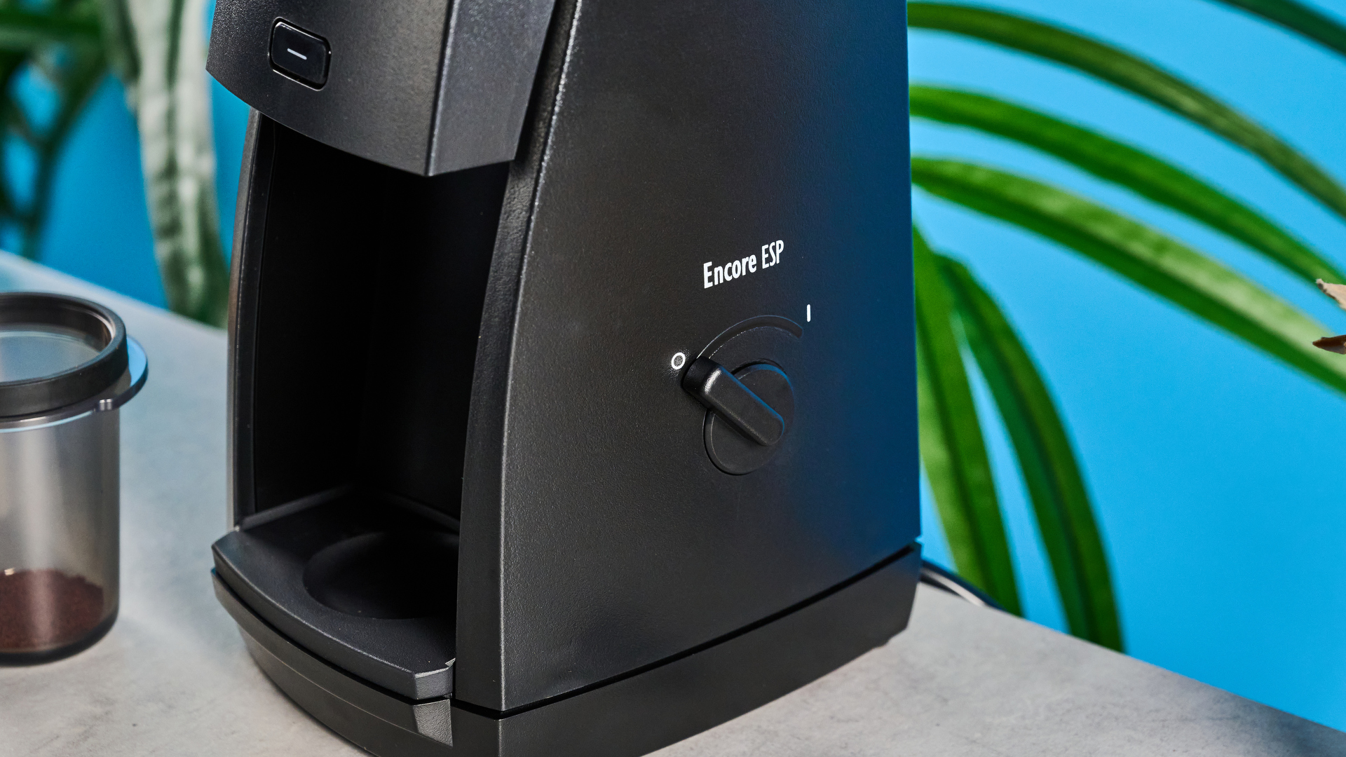 the baratza encore esp coffee grinder with a 200g capacity hopper, steel burr, with plastic black exterior