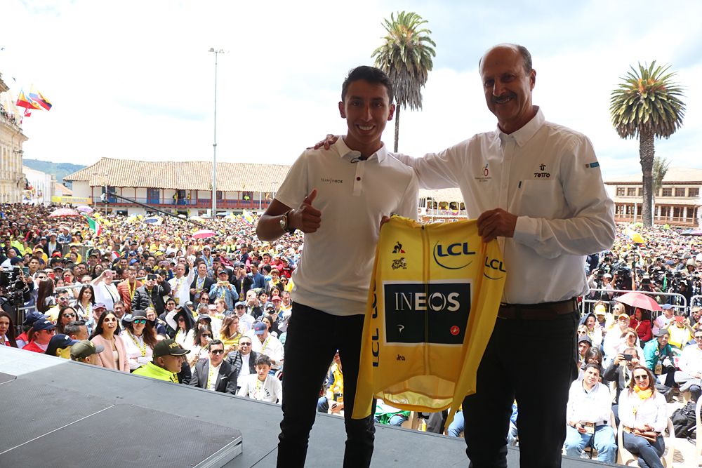 Bernal with the federation president Jorge Gonz&aacute;lez
