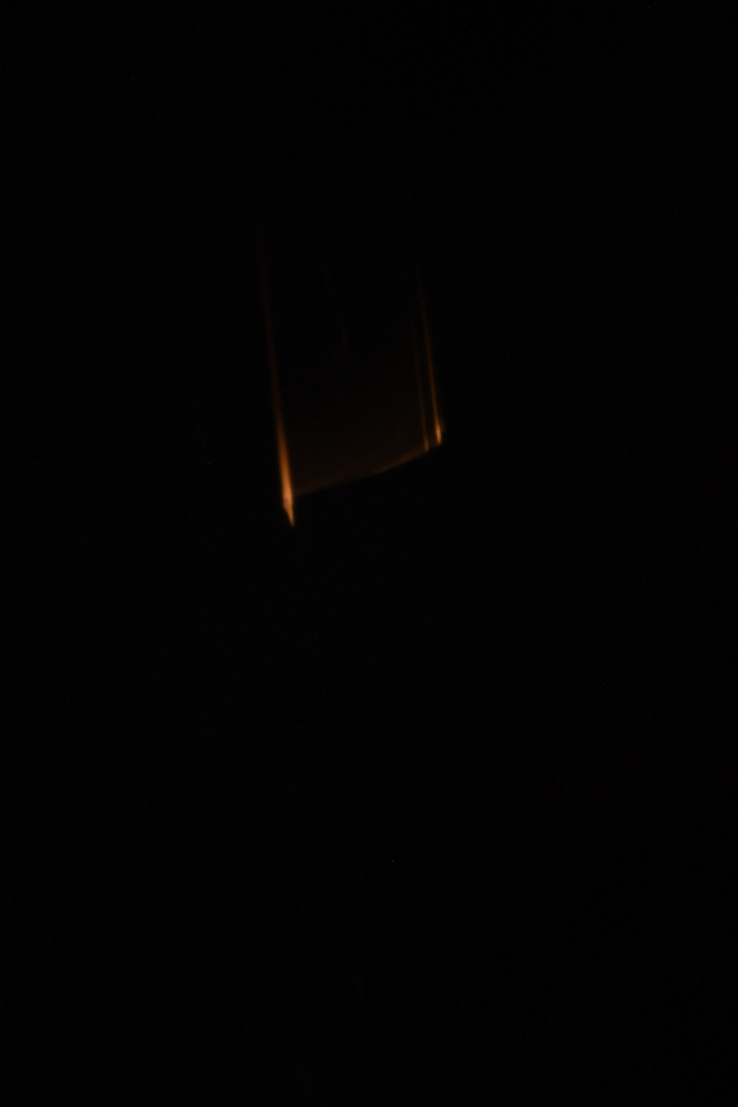 Scie luminose di fuoco possono essere viste contro l'oscurità dello spazio