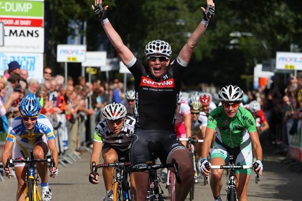 Kirsten Wild (Cervelo Test Team) celebrates her victory ahead of Marianne Vos (Nederland Bloeit) and Giorgia Bronzini (Merida-Gauss). Martine Bras (Merida-Gauss) retained the overall lead