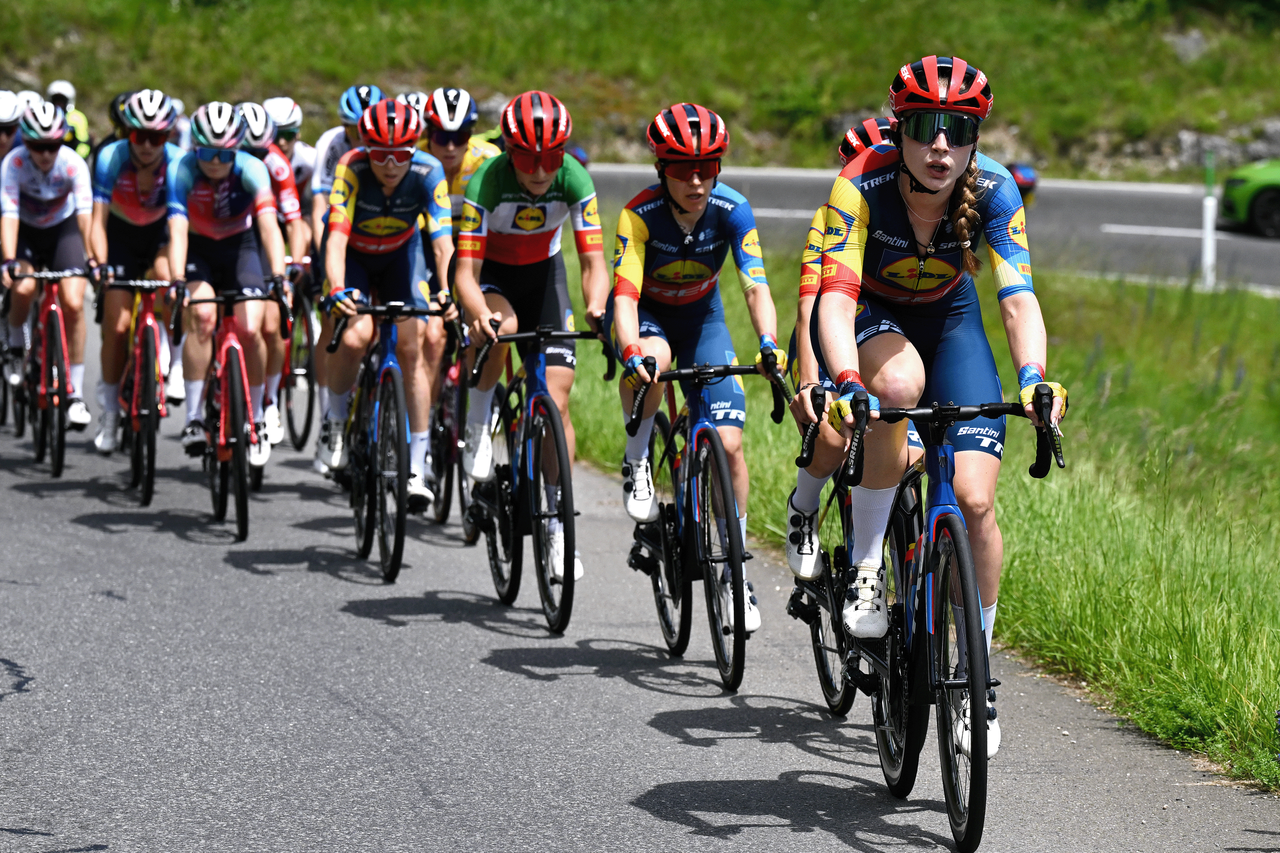 Lidl-Trek lead the peloton on stage 4 of the Tour de Suisse Women