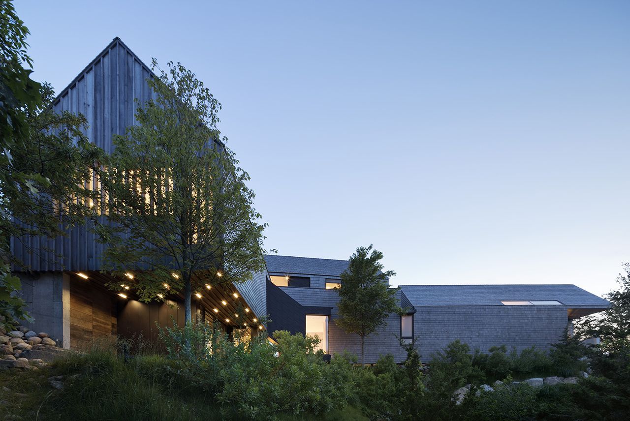 timber clad country house by oza sabbeth in Sagaponack, Long Island