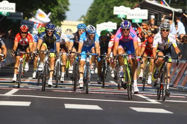 Alessandro Petacchi finishes just ahead of Mark Cavendish in Parma