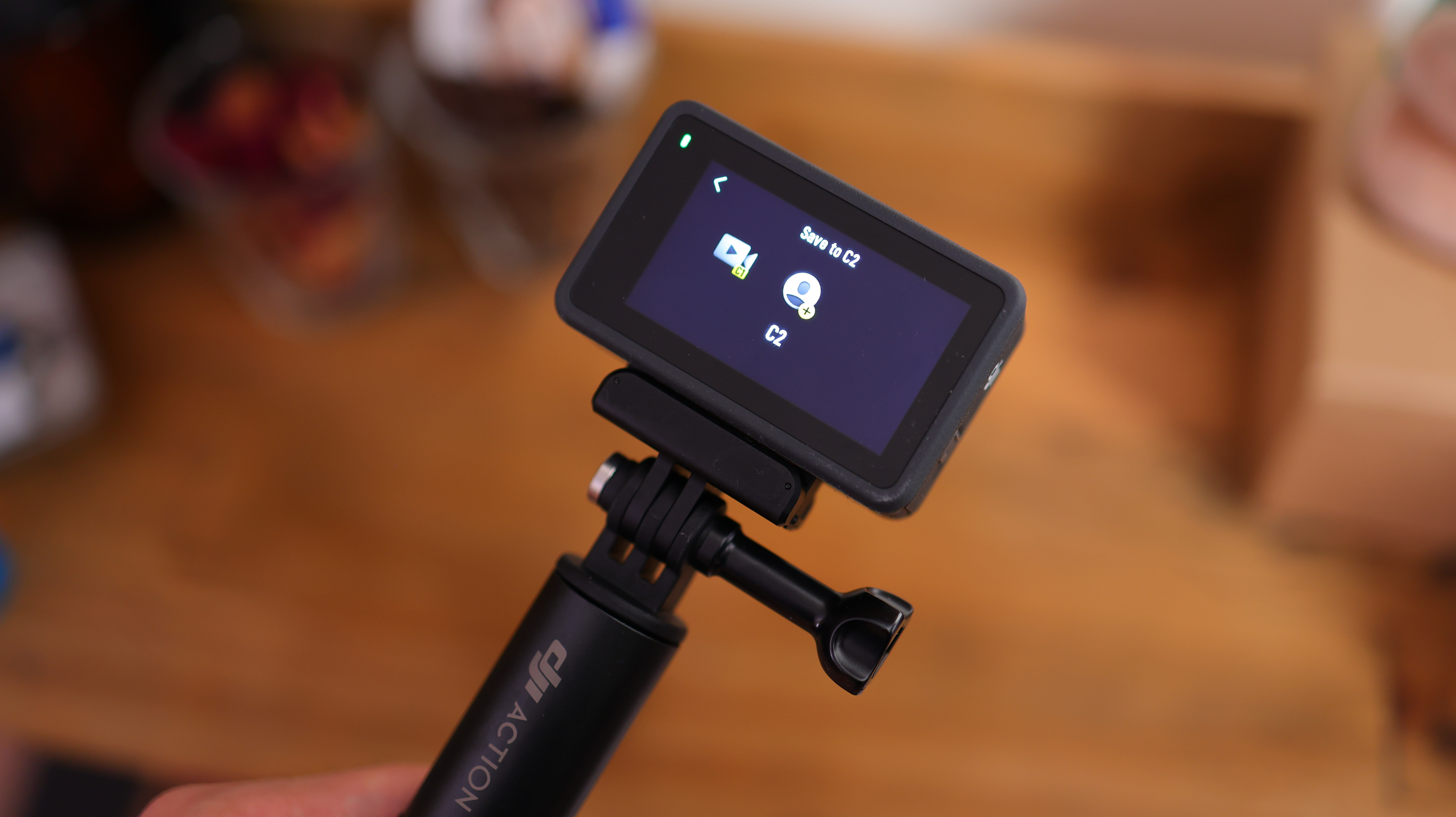 Actionkameraet DJI Osmo Action 3 påmontert et stativ.