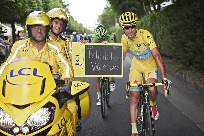 Congratulatory signs for Vincenzo Nibali along the route to Paris