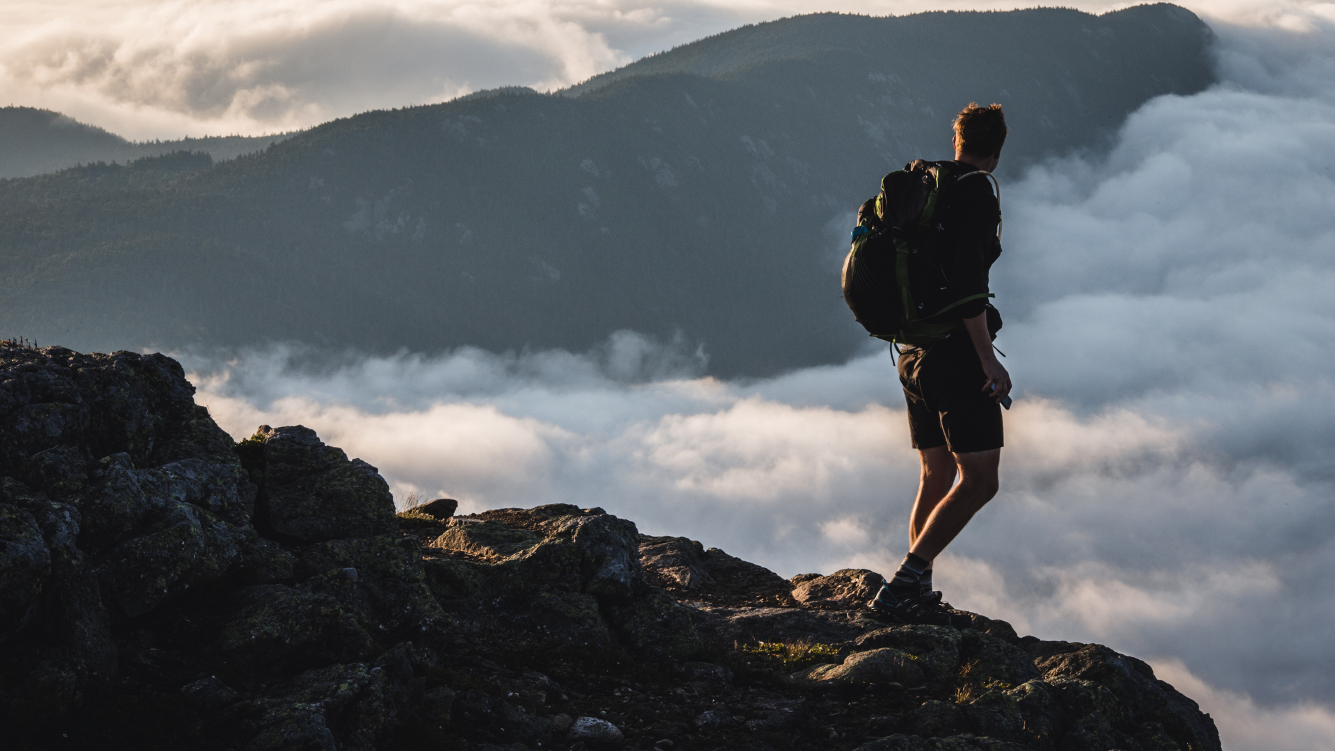Un excursionista se encuentra por encima de las nubes en las montañas Apalaches