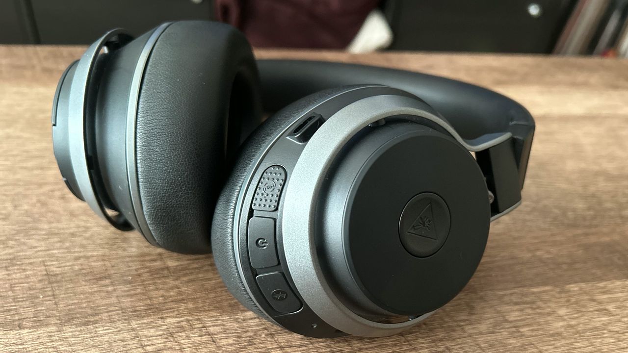 Turtle Beach Stealth Pro controls and volume dial