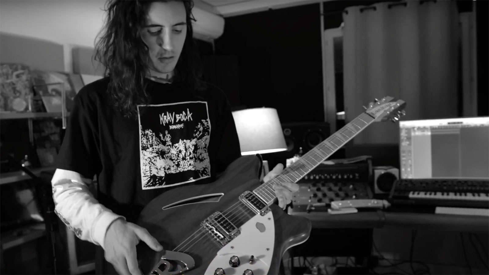 BRUIT ≤ guitarist Théophile Antolinos