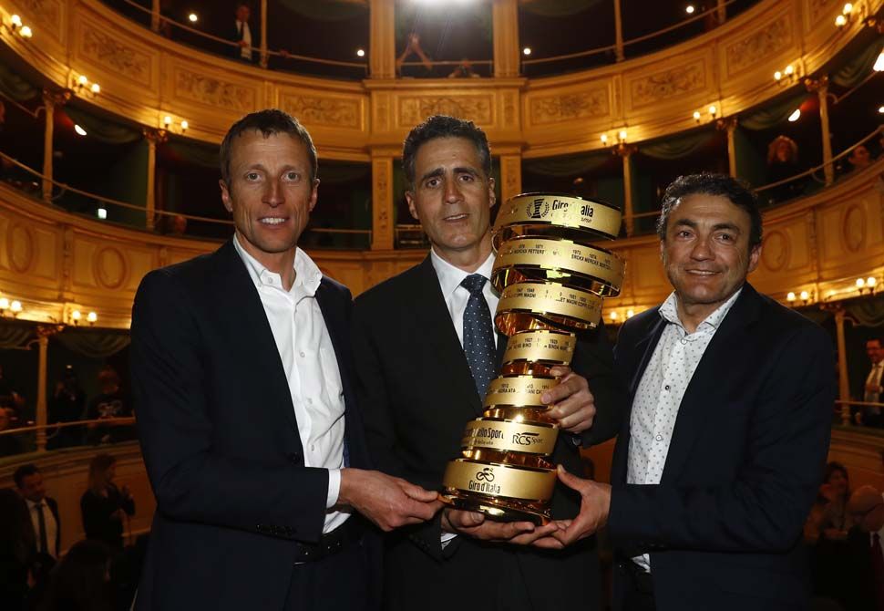 Miguel Indurain (center) flanked by Maurizio Fondriest (left) and Claudio Chiappucci