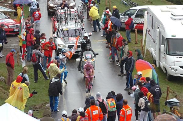 Maglia rosa David Arroyo (Caisse d'Epargne) nears the summit of the Mortirolo.
