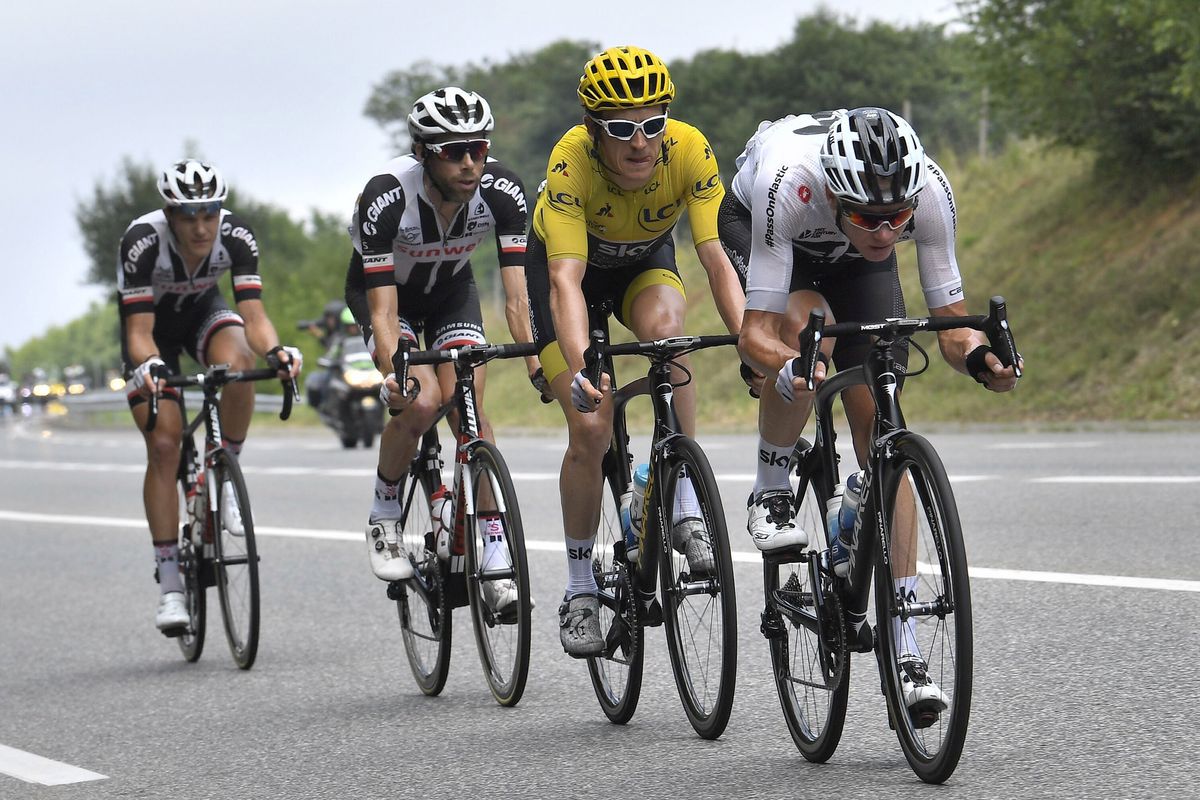 Chris Froome leads Geraint Thomas in the chasing group