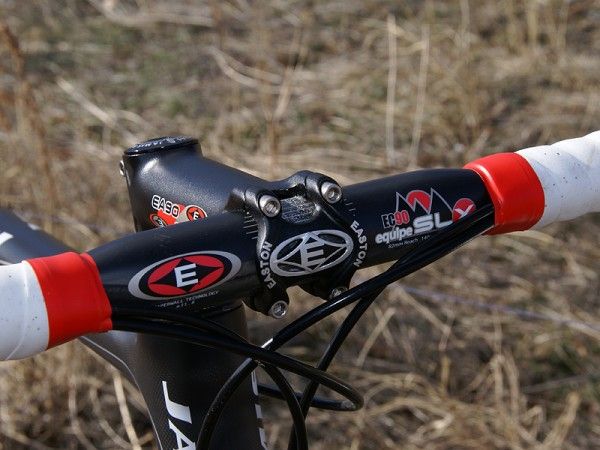 The premium Easton cockpit includes the EC90 Equipe SLX bar.