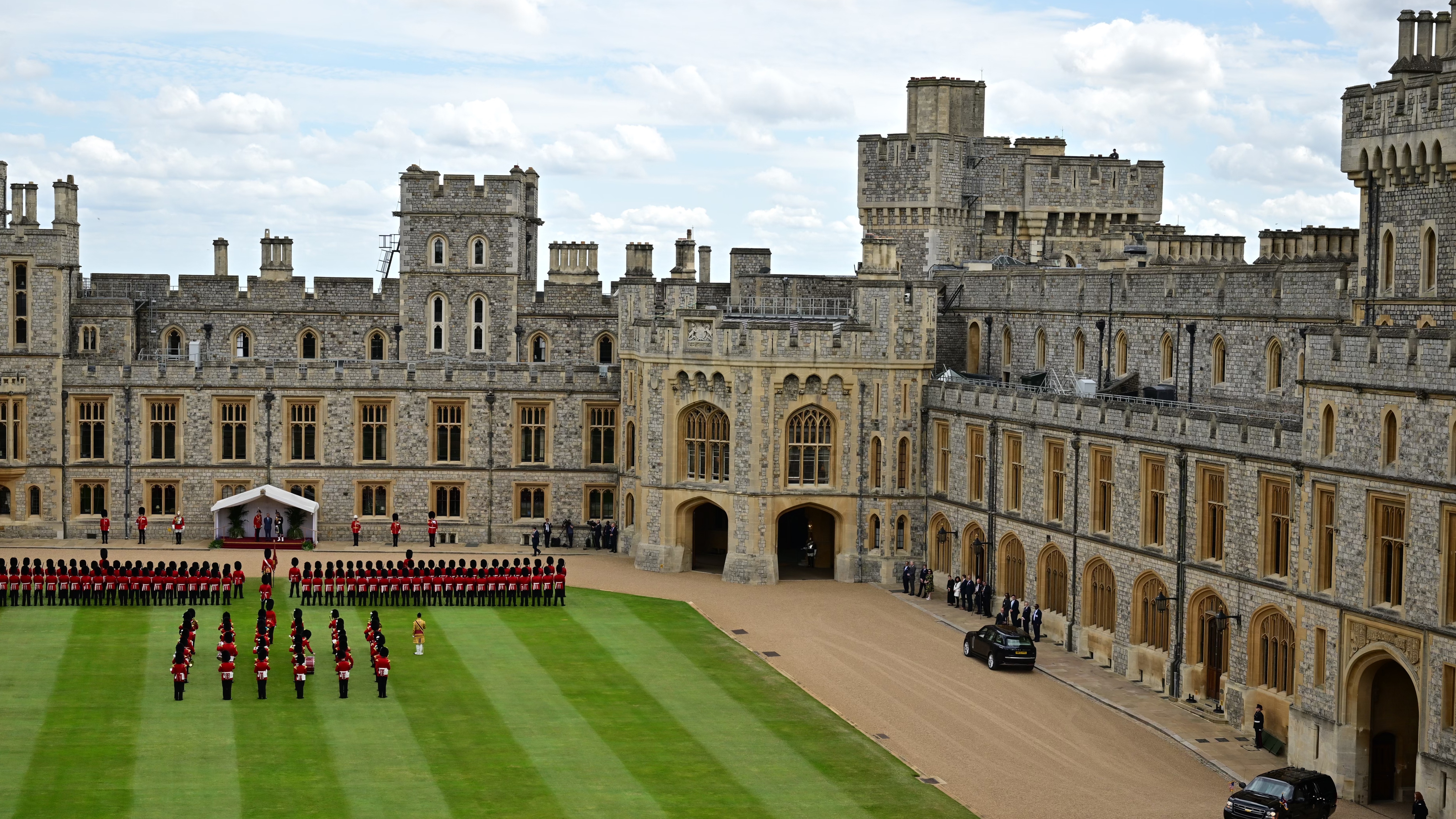 Auto s americkým prezidentem Joe Bidenem vjíždí do čtyřúhelníku na hradě Windsor před jeho setkáním s králem Karlem III na hradě Windsor dne 10. července 2023