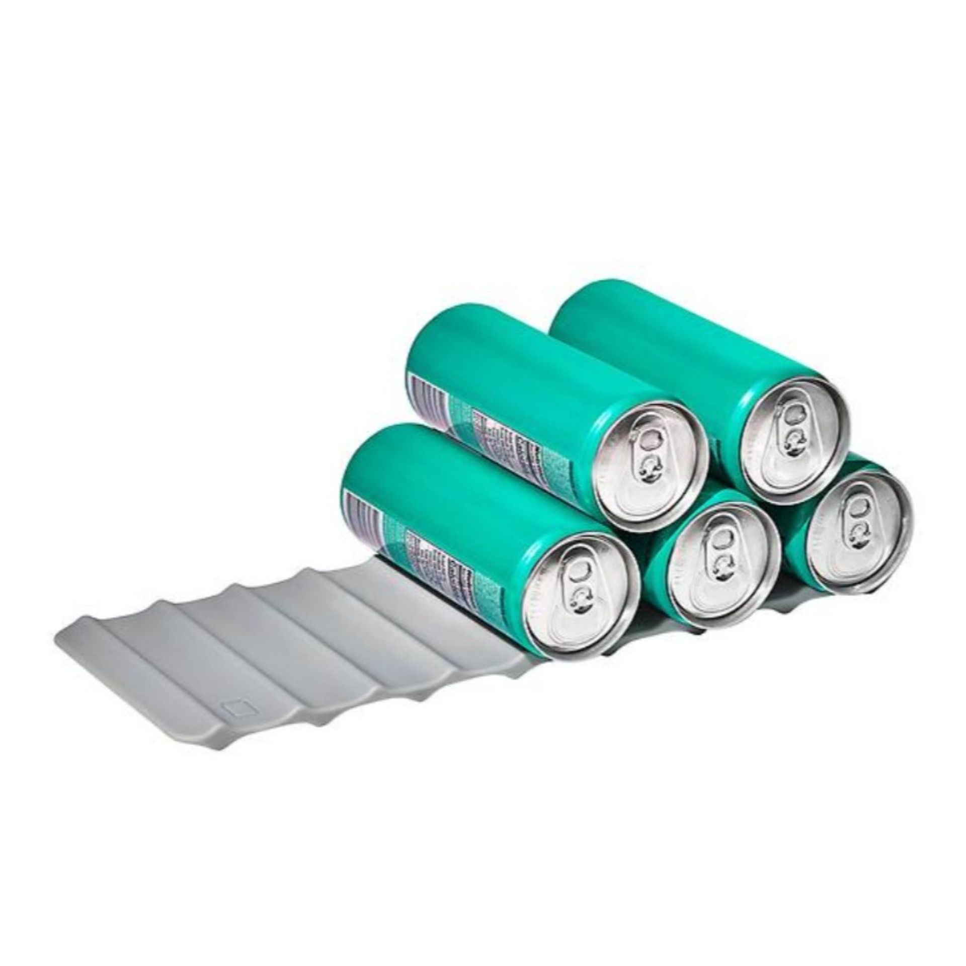 Sebuah coaster minuman dengan tumpukan kaleng biru di atasnya