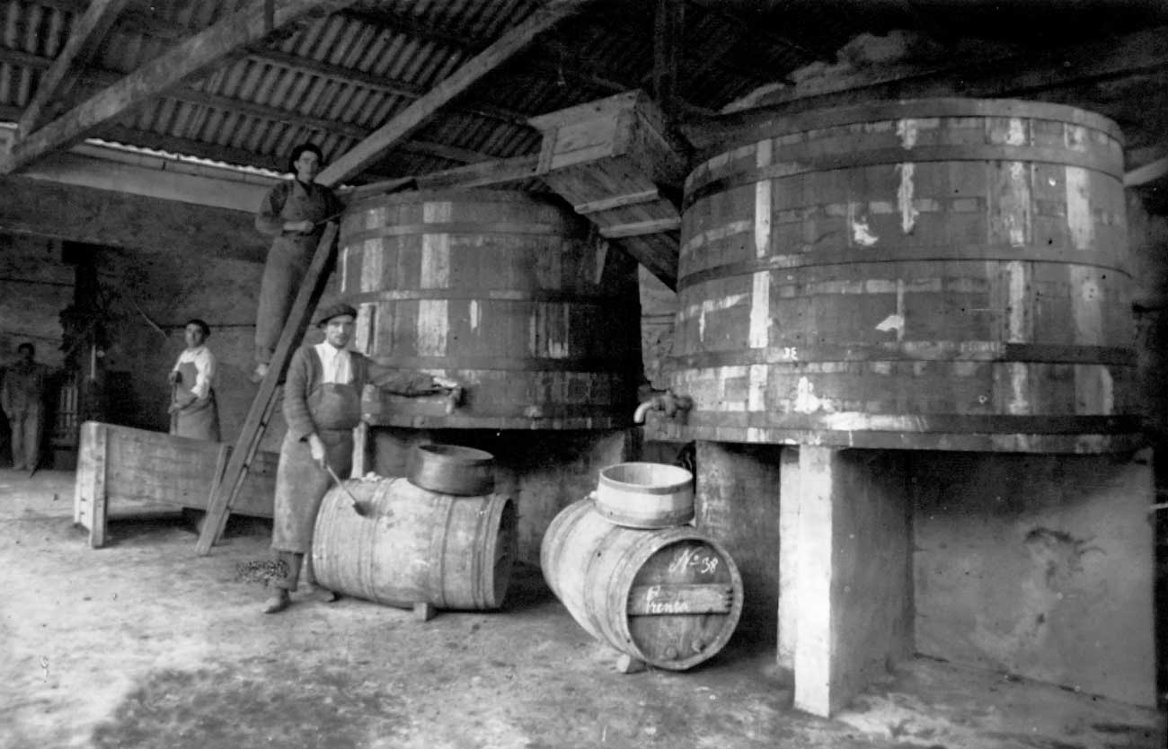 DES284.great_wines.making_barrels.jpg