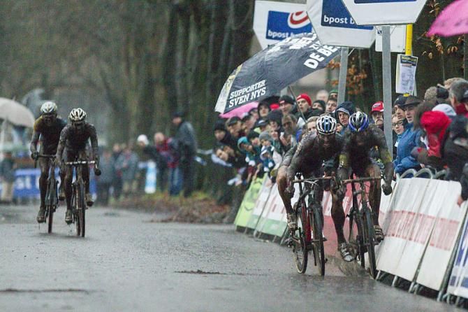 Zdenek Stybar and Jan Denuwelaere collide just before the finish line.