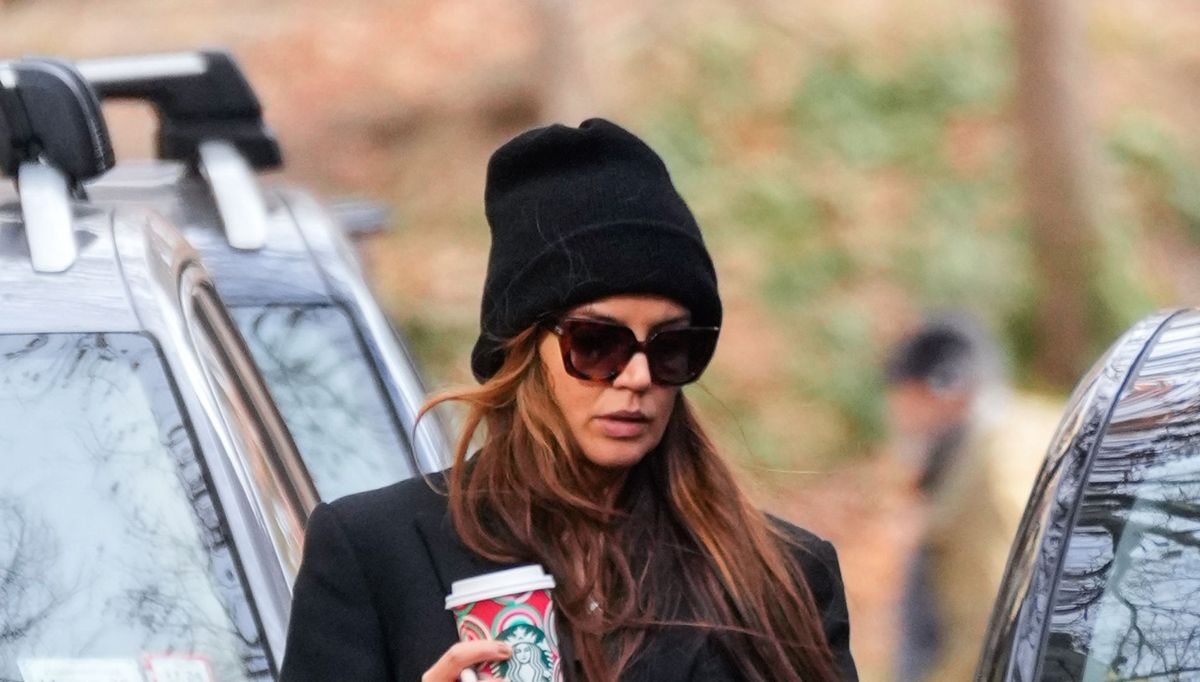 Katie Holmes montre qu'un manteau long et un bonnet noir sont les deux seules pièces dont vous avez besoin pour un style hivernal sans effort