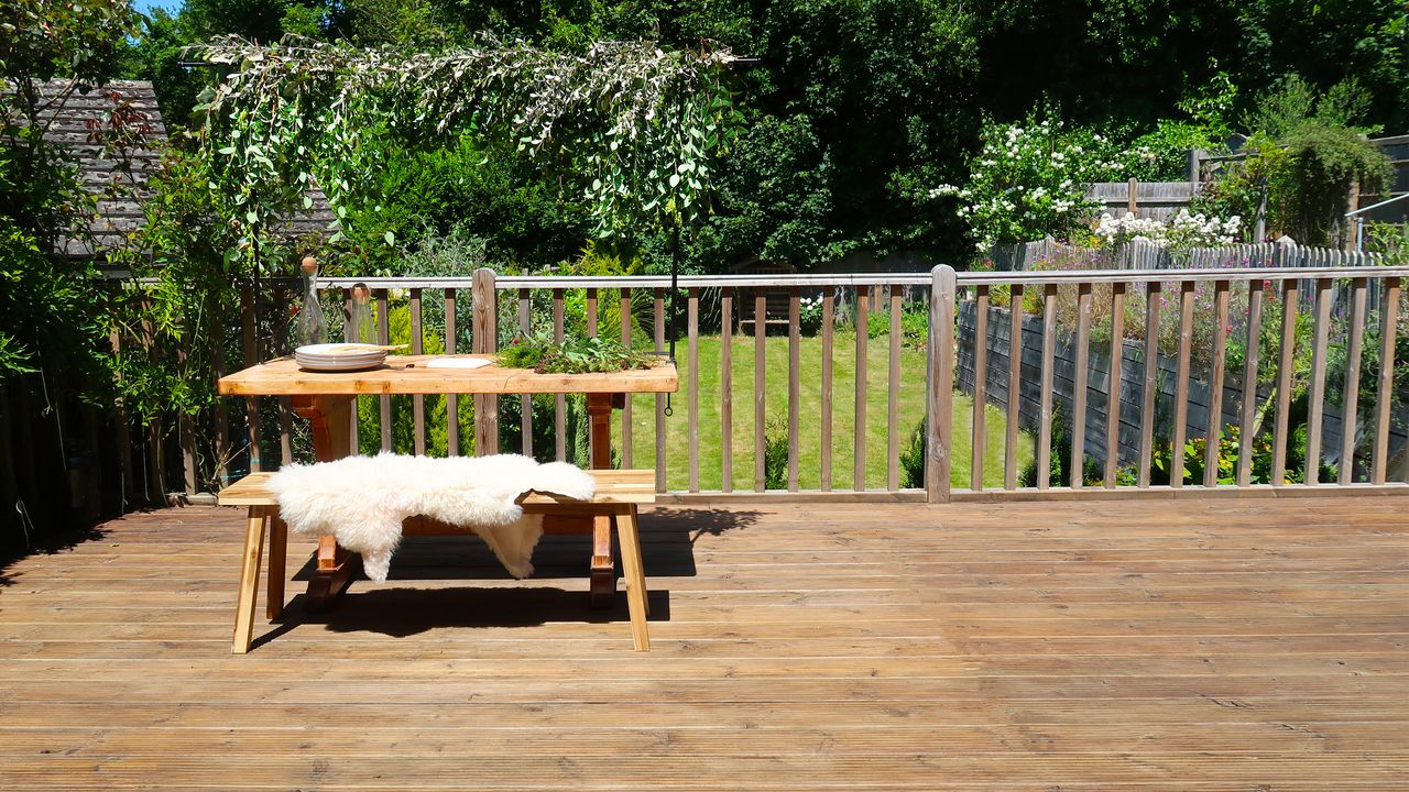 Oiling a wooden deck DIY