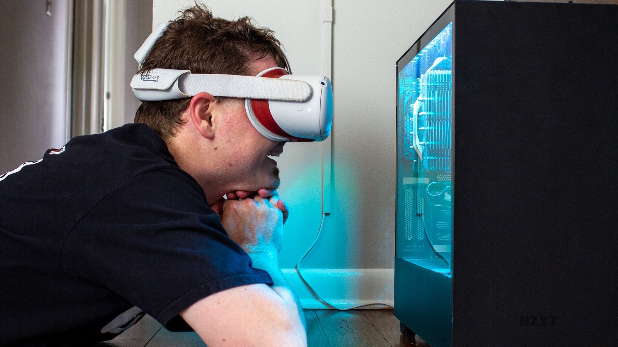 Quest 2 kulaklığı takan bir adam bilgisayar muhafazasına bakıyor