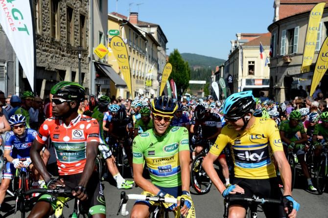 The jersey wearers at the start of stage3