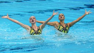 美国游泳队：美国游泳队的安妮塔·阿尔瓦雷斯和林迪·施罗德参加艺术/花样游泳比赛