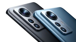 Kameramoduler på två stycken Xiaomi 12 Pro i blått och svart.