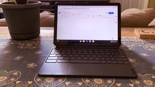 Lenovo IdeaPad Duet Chromebook sobre una mesa