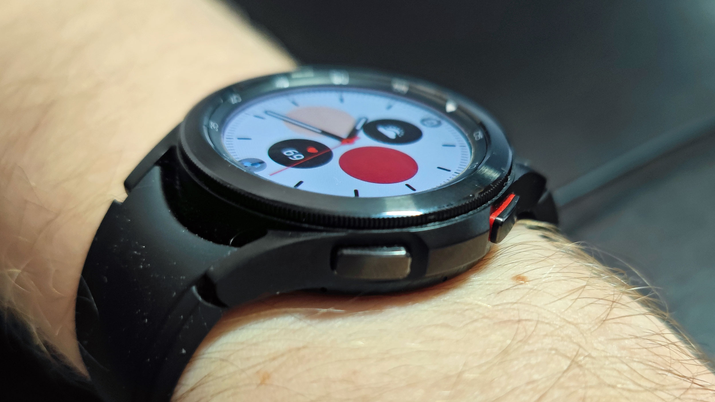 Galaxy Watch 4 update adds watch faces, better heart rate tracking