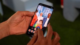 Google Pixel 8 hands on with AI features