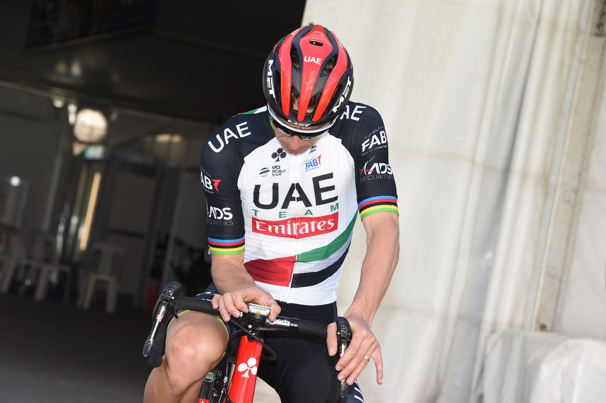 Rui Costa adjust his Garmin pre-ride