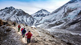 珠穆朗玛峰大本营徒步旅行的徒步者