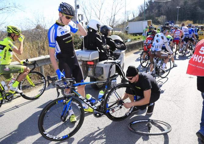Zak Dempster (NetApp - Endura) gets a wheel change