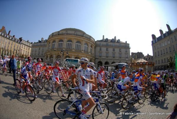 The peloton waits to get underway