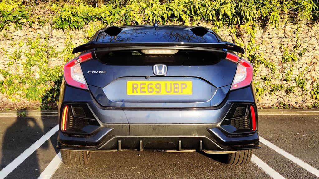 Honda Civic Sport Line pretend you're on the track while you're on the