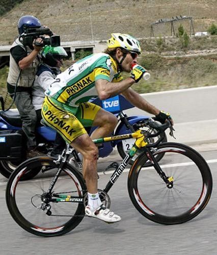 Santiago Botero (Phonak) soldiers on to eighth on the stage, despite a nasty fall.