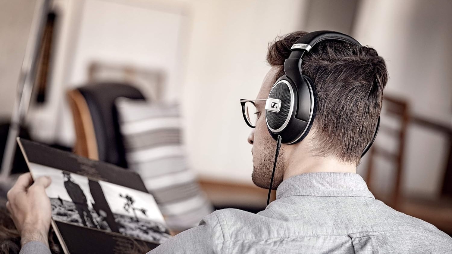 En man använder ett par Sennheiser HD 599.