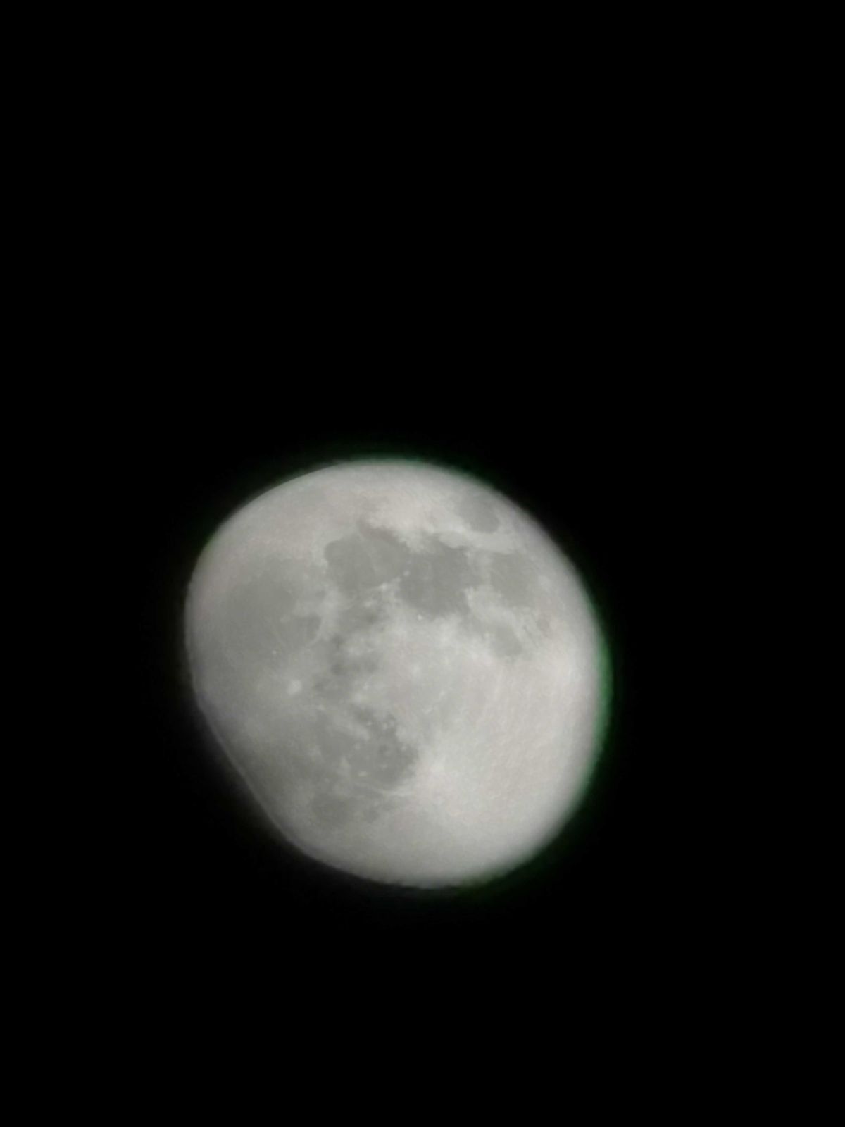 de maan met 50x zoom z&oacute;nder nachtmodus