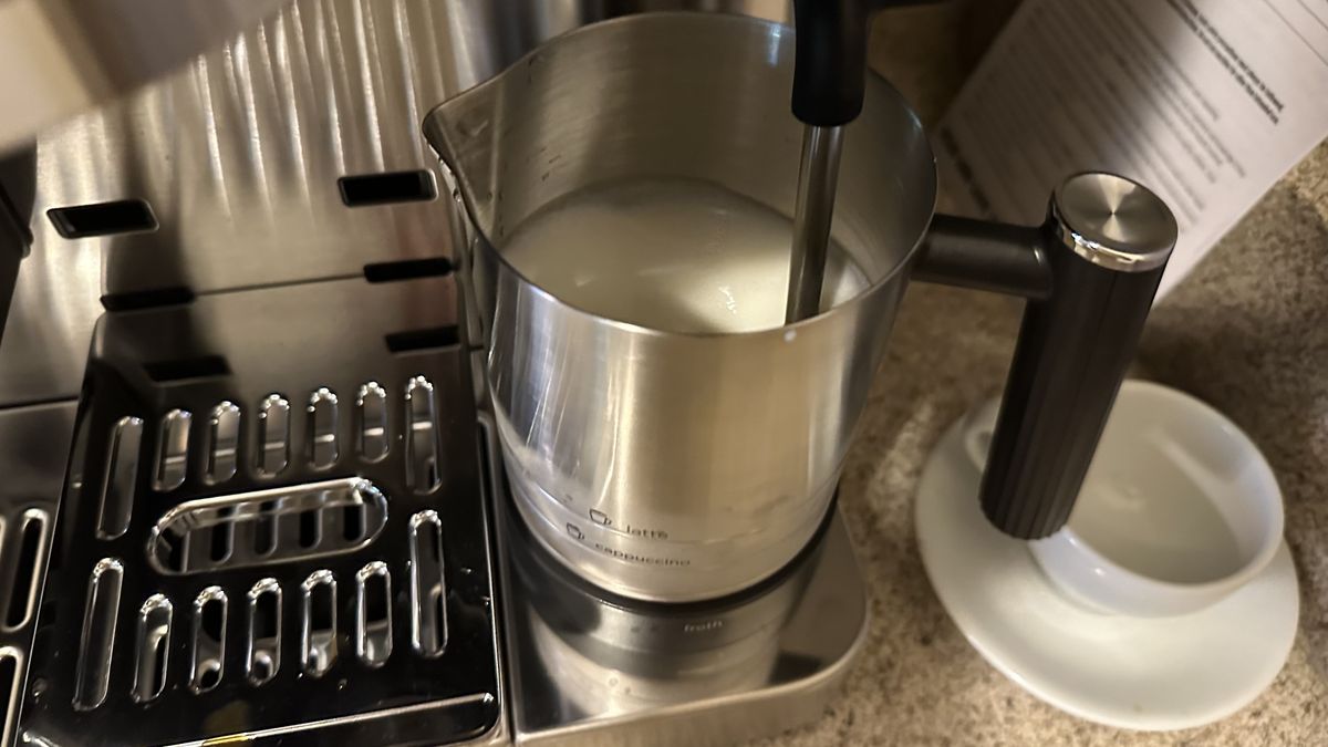 Automatic milk frothing using Ninja Luxe Caf&eacute; coffee maker