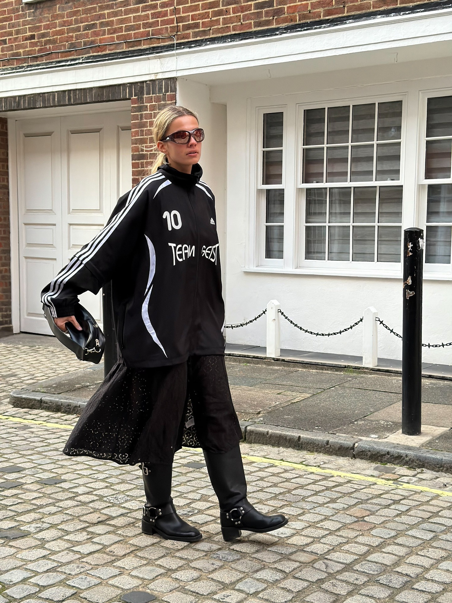 Fashion person Tori van Breugel shows what to wear to the pub.