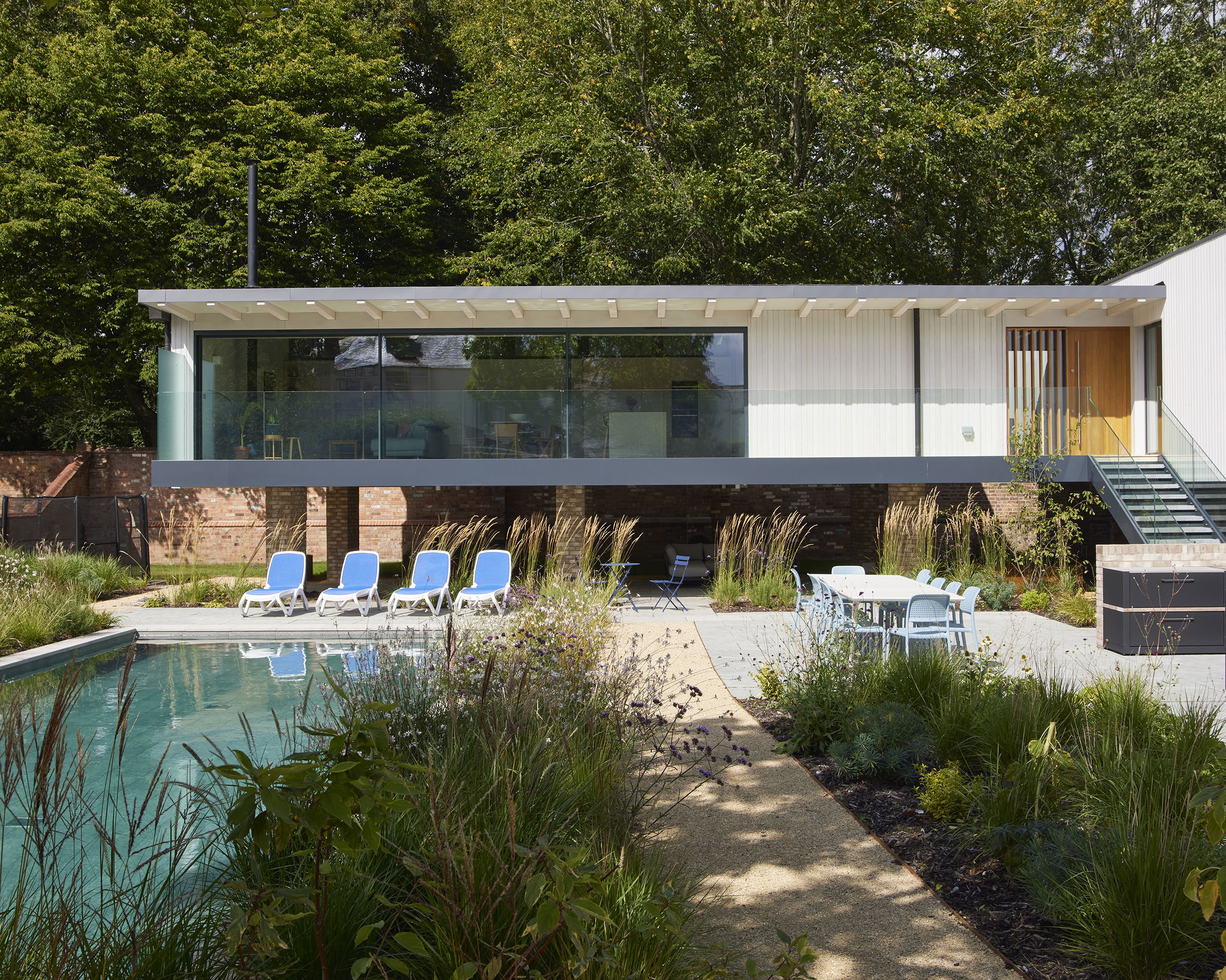 House in Leamington Spa with swimming pool and white volumes