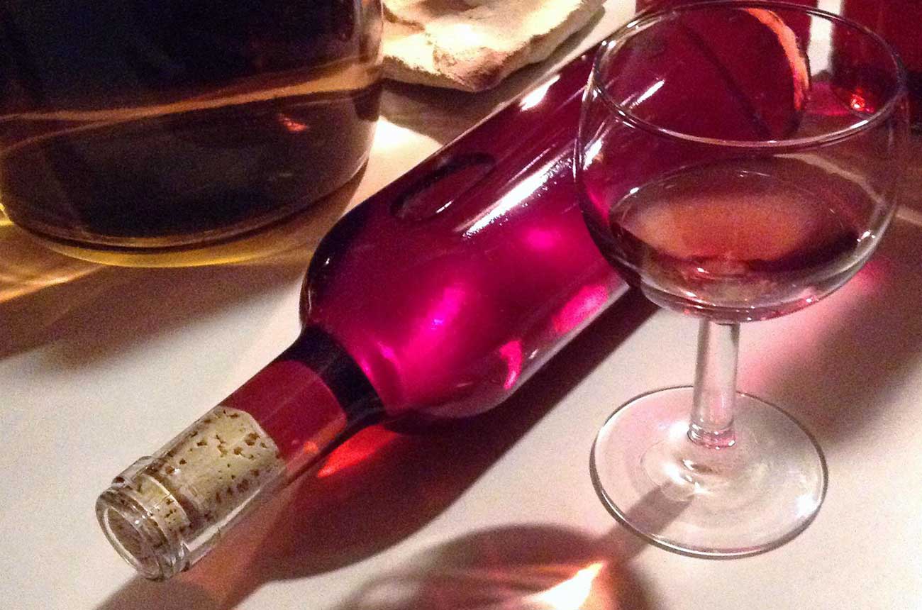 saign&eacute;e ros&eacute; wine