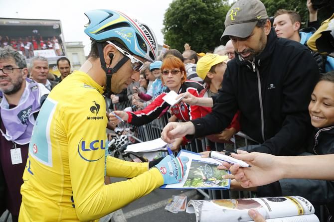 Vincenzo Nibali (Astana) signs photos at the start of stage 7