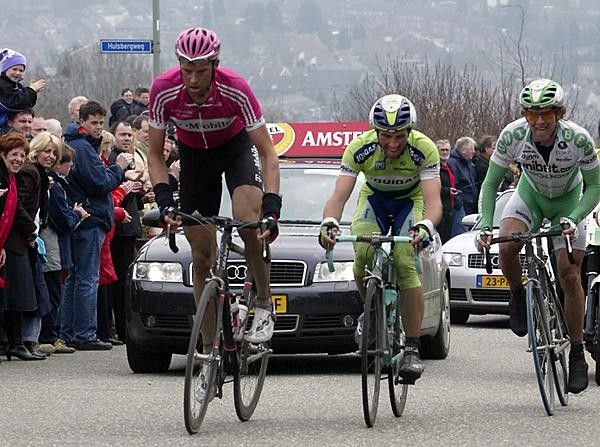 After climbing the Hulsberg there were only three riders left at the top