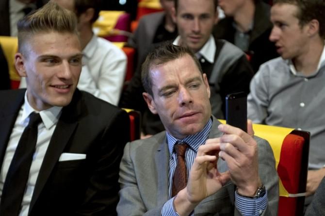 Cadel Evans takes a selifie with Marcel Kittel