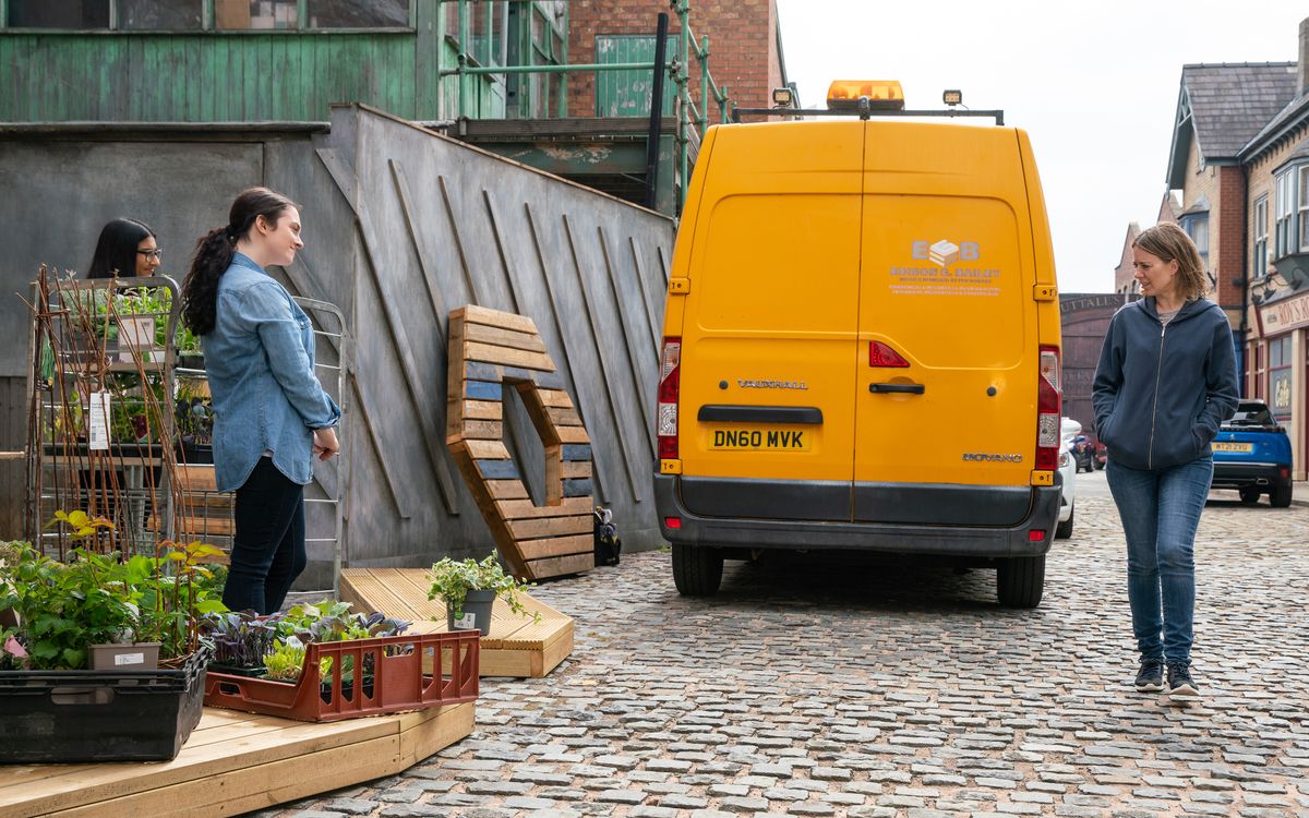 Coronation Street: Abi is horrified when she sees Nina&#039;s mural.