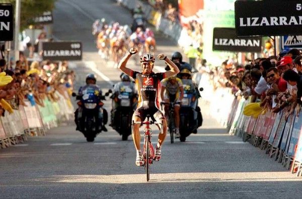 David Arroyo (Caisse d'Epargne) gets the win after dropping his breakaway companions.