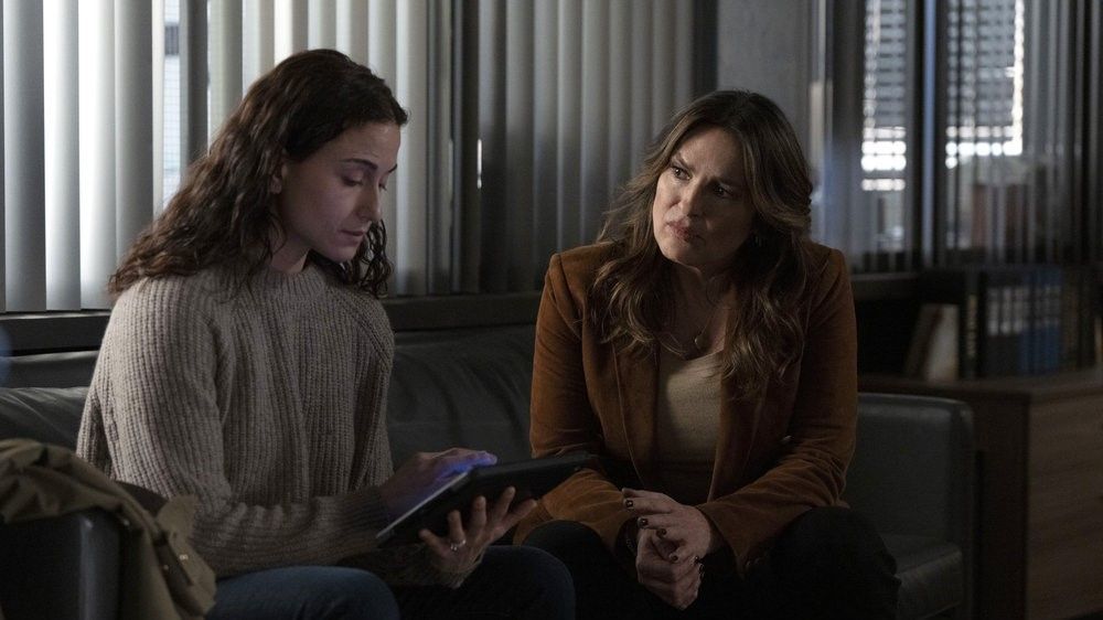 Romina D’Ugo as Natalie Ross and Mariska Hargitay as Captain Olivia Benson talking in Law &amp; Order: SVU season 25 episode 2