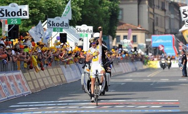 Kanstantsin Siutsou (Team Columbia - Highroad) is all alone on the finishing straight in Bergamo and had plenty of time to celebrate his victory.